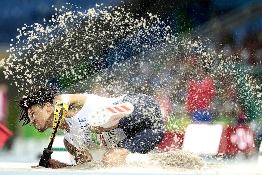Paralimpiadi di Rio. Arnaud Assoumani in gara nella finale del salto in lungo (Getty Images).